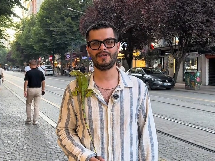 Ayrıntılar Netleşti: Son Gelişme: Eskişehir'de sıra dışı yürüyüş: İguanayla kent turu attı (Detaylar) | İşte T