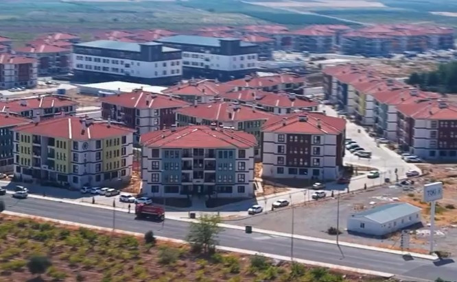 Kritik Açıklama: Çevre, Şehircilik ve İklim Değişikliği Bakanlığı'ndan "İslahiye Afet Konutları" paylaşımı (De