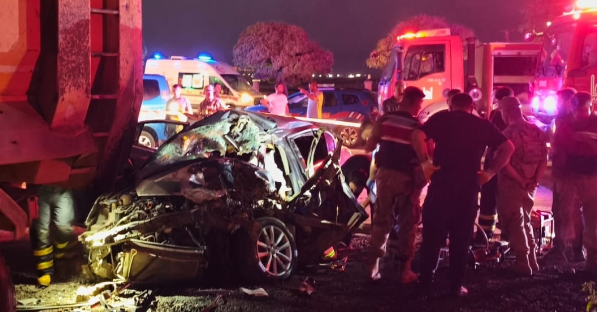 Gündemden Son Bilgiler: Kamyona çarpan otomobilde can kaybı (Detaylar) ve Merak Edilenler