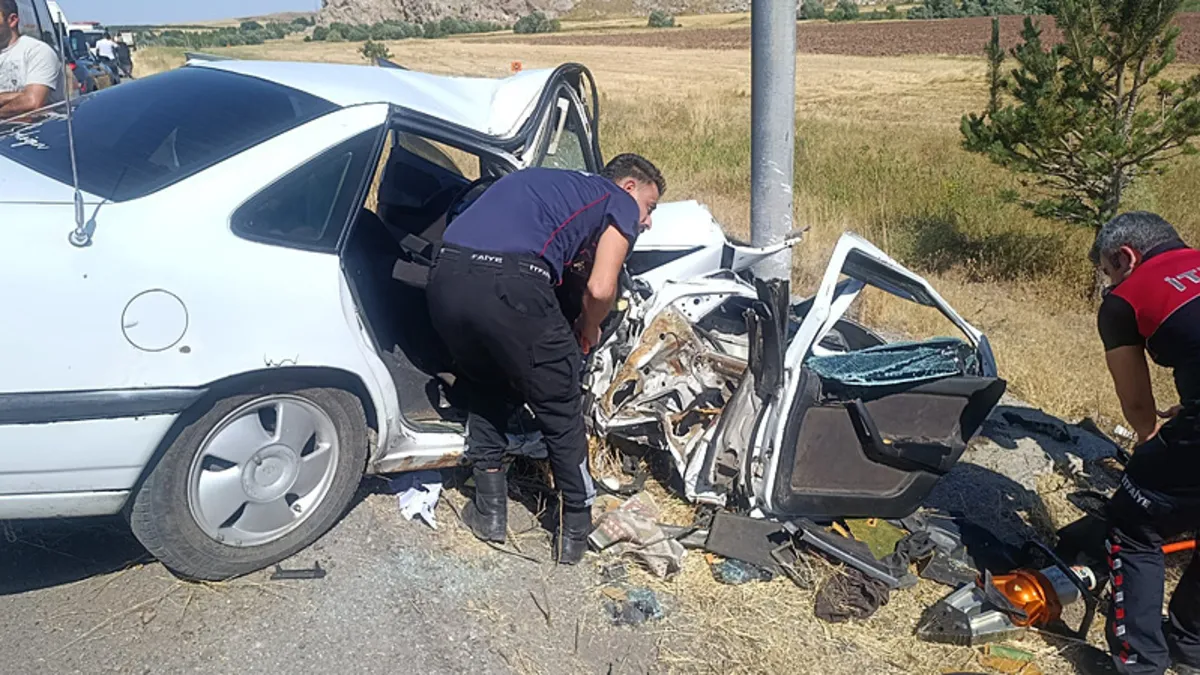 Son Gelişme: Sivas'ta otomobil trafik levhasına çarptı: 3 kişi yaralandı: İşte Ayrıntılar - Son Dakika Bilgile