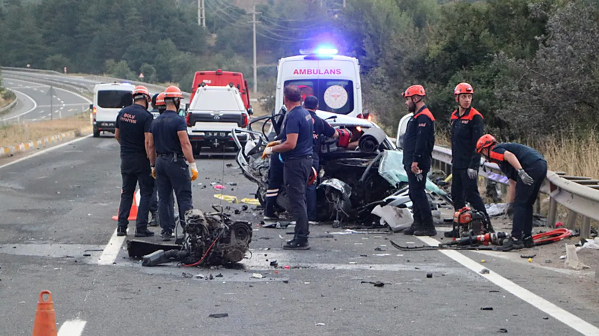 Gündemden Son Bilgiler: Son Gelişme: Bolu'da feci kaza: Yoldan çıkan otomobil karşı şeride geçti! 1 ölü, 2 yar