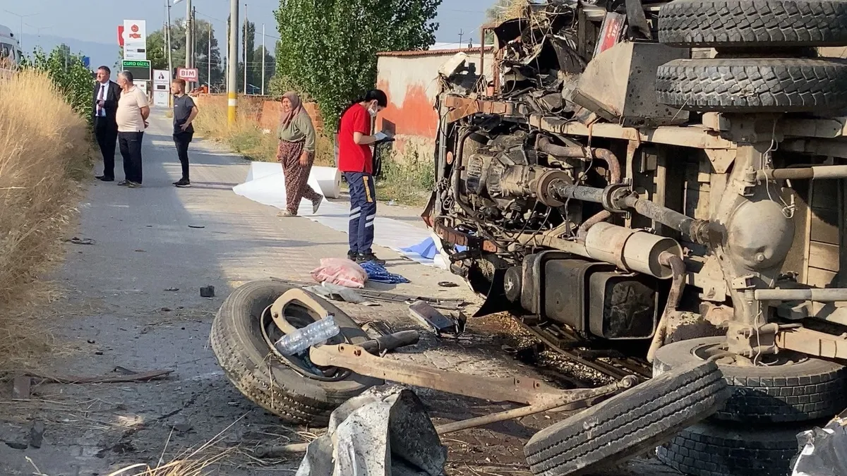 Ayrıntılar Netleşti: Afyon’da yolcu otobüsü ile kamyon çarpıştı: 1 ölü, çok sayıda yaralı (Detaylar)