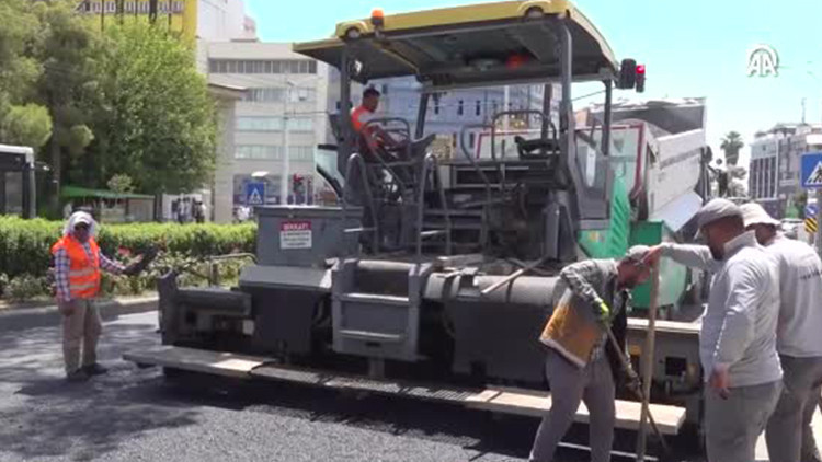 Gündemden Son Bilgiler: Termometreler 50 dereceye dayandı: Asfalt işçileri güçlükle çalışıyor: İşte Ayrıntılar