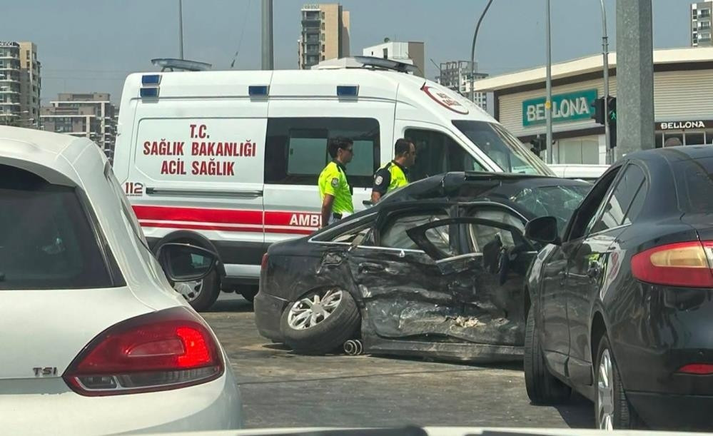 Kritik Açıklama: Mersin'de ambulans ile otomobil çarpıştı: 3’ü sağlık çalışanı 5 yaralı ve Merak Edilenler
