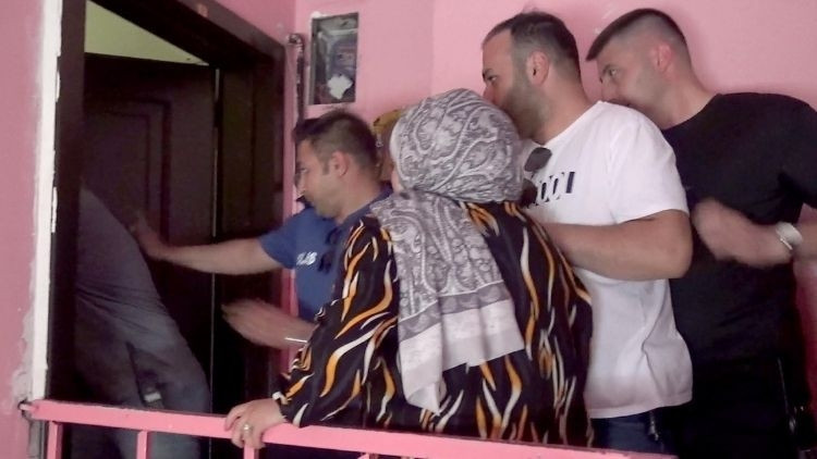 Sıcak Gündem: Analiz | Boşanmak istemeyen eş 2 çocuğunu balkonda alıkoydu, polis tarafından etkisiz hale getir