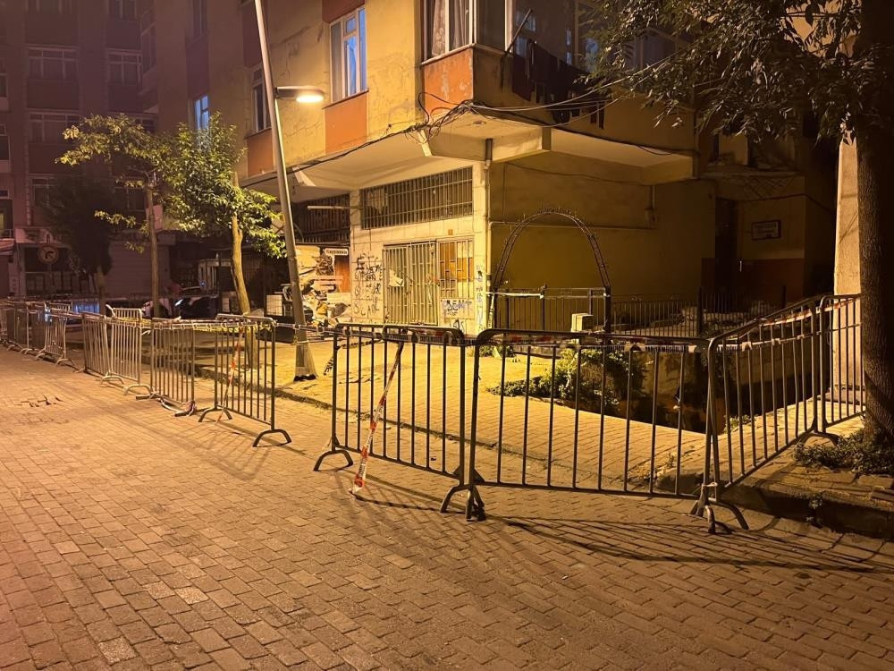 Gündemden Son Bilgiler: Güngören’de 5 katlı binanın balkonu çöktü: Binanın çevresi bariyerle kapatıldı (Detayl
