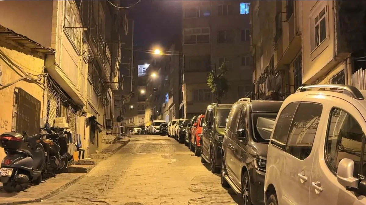 Analiz | Mahallelinin kötü koku ihbarından ceset çıktı! 57 yaşındaki adam Koltuk üzerinde hareketsiz bulundu |