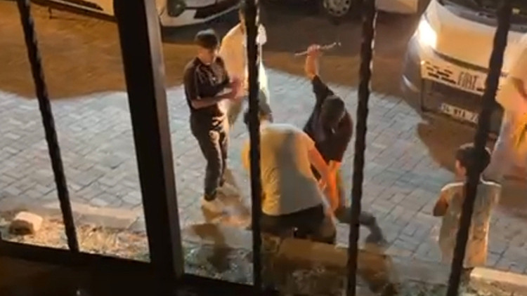 Kritik Açıklama: Esenler'de 'kız meselesi' kavgası: Konuşmak için gittiği otoparkta baltalı saldırıya uğradı (