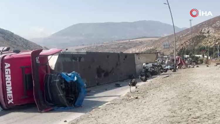Ayrıntılar Netleşti: Son Gelişme: Hatay'da freni arızalanan TIR otomobile çarpıp devrildi: Sürücü ağır yaralan