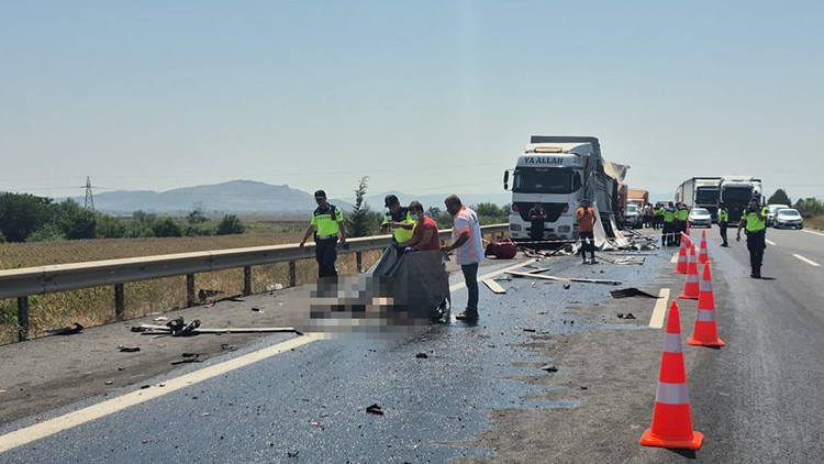 Adana'da otoyolda feci kaza: Arızalanan TIR'ını tamir etmek isterken can verdi ve Son Gelişmeler: Gelişmeler T
