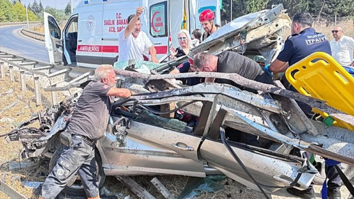 Son Gelişme: Bursa'da feci kaza: Araç kağıt gibi ezildi! Sürücü ağır yaralandı (Detaylar)