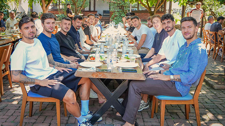 Trabzonsporlu futbolcular ve teknik heyet bir araya geldi: Gelişmeler Takip Ediliyor