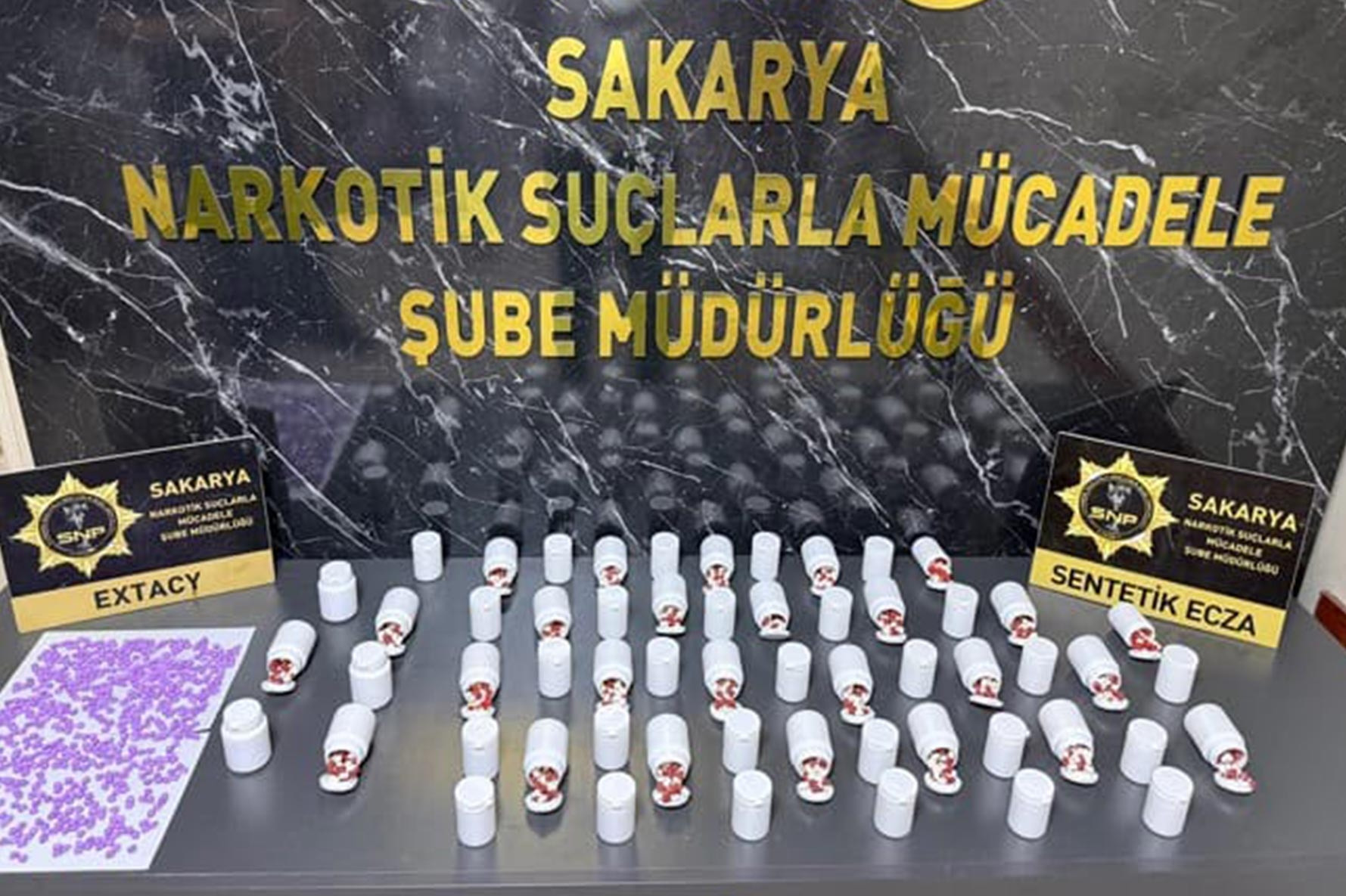 Gündemden Son Bilgiler: Analiz | Kuzey Marmara Otoyolu'nda durdurulan araçta 3 bin 147 sentetik ecza ele geçir