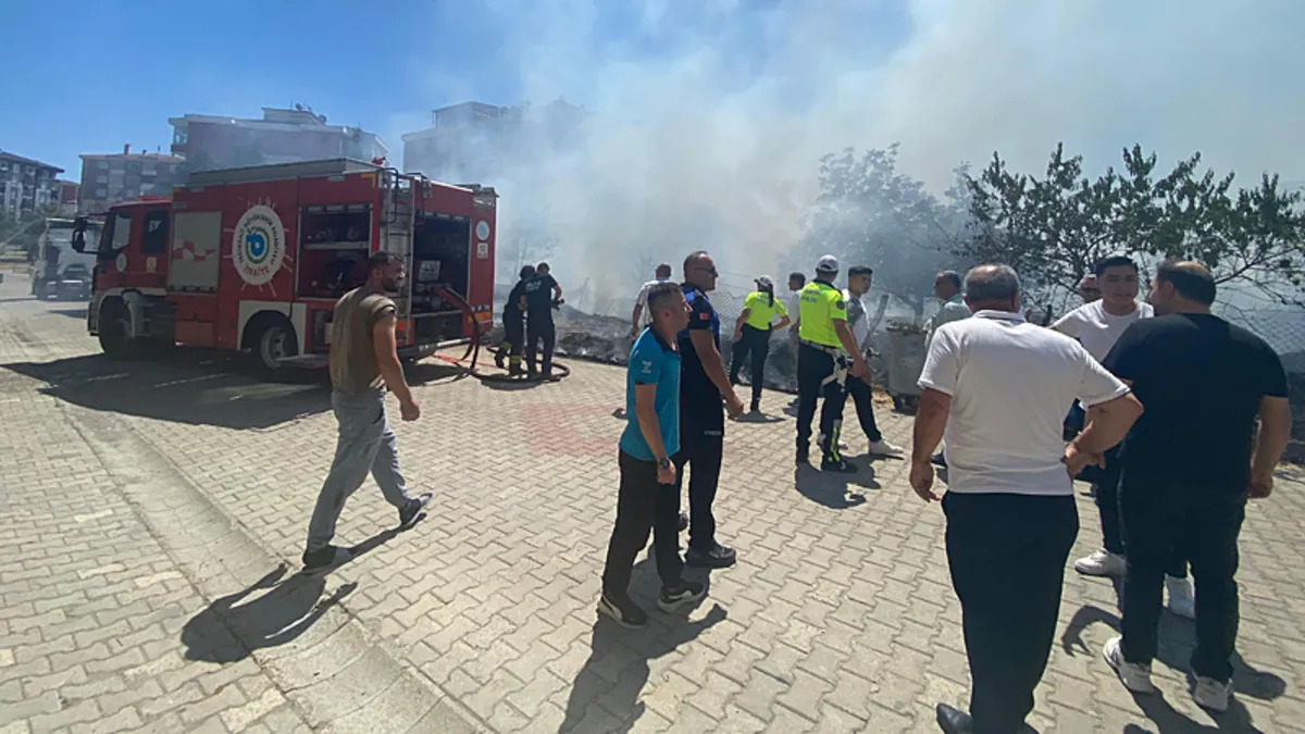 Gündemden Son Bilgiler: Tekirdağ’da arazide başlayan yangın araçlara sıçradı!