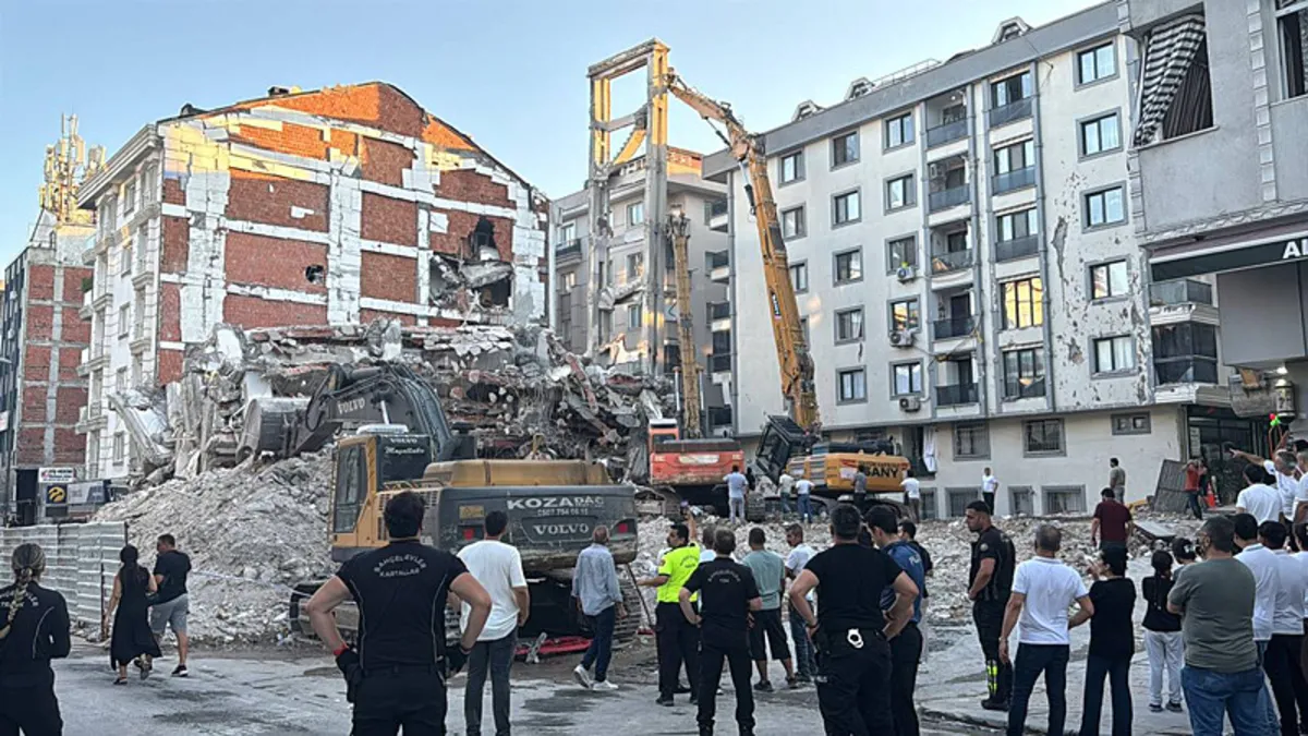 Ayrıntılar Netleşti: Bahçelievler'de yıkım sırasında beton parçaları 2 binaya zarar verdi ve Son Gelişmeler