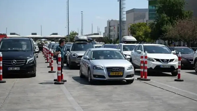 Son Gelişme: Yıllık izinleri biten gurbetçilerin dönüş yolculuğu sürüyor: Sınır kapılarında yoğunluk (Detaylar