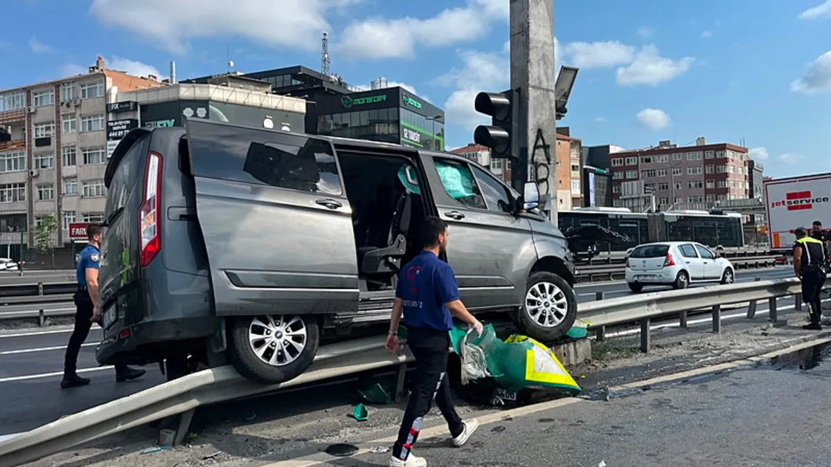 Son Gelişme: Analiz | Küçükçekmece'de feci kaza: Öğrencileri taşıyan minibüs bariyerlere çarptı! 12'si çocuk 1