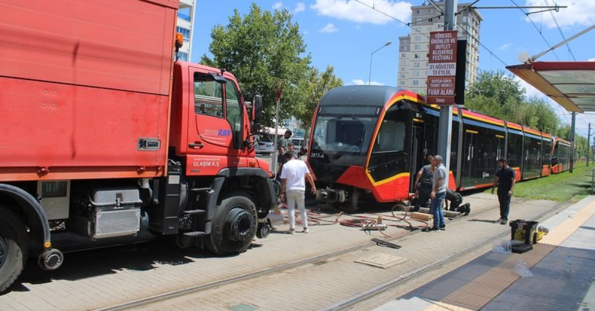 Kritik Açıklama: Tramvayın çarptığı genç kurtarılamadı ve Son Gelişmeler: Gelişmeler Takip Ediliyor