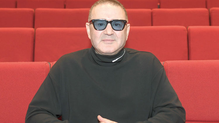 Kritik Açıklama: Yeni oyunla tiyatroya dönüyor ve Merak Edilenler