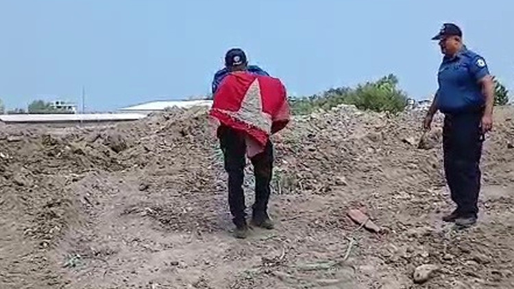 Hatay'da enkazdan aldığı Türk bayrağını öpüp başına koyan polis takdir topladı: Gelişmeler Takip Ediliyor