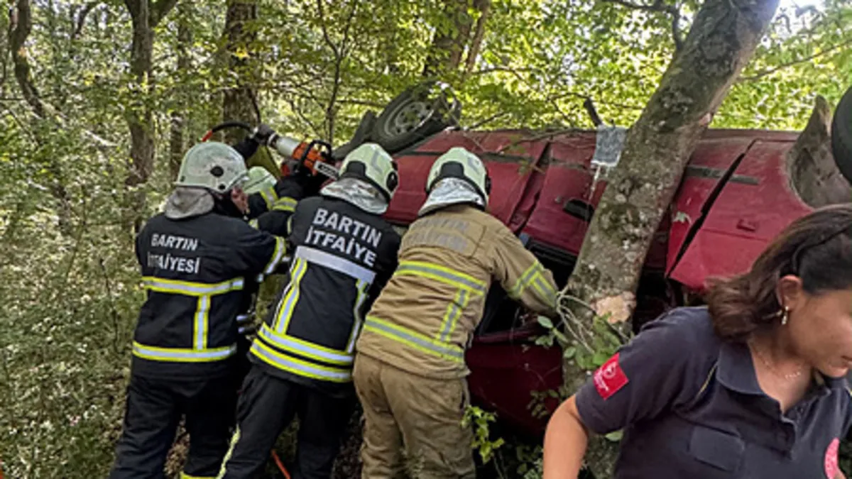 Bartın'da ağaca çarpan araç devrildi: 1'i ağır 3 yaralı ve Son Gelişmeler | İşte Tüm Ayrıntılar