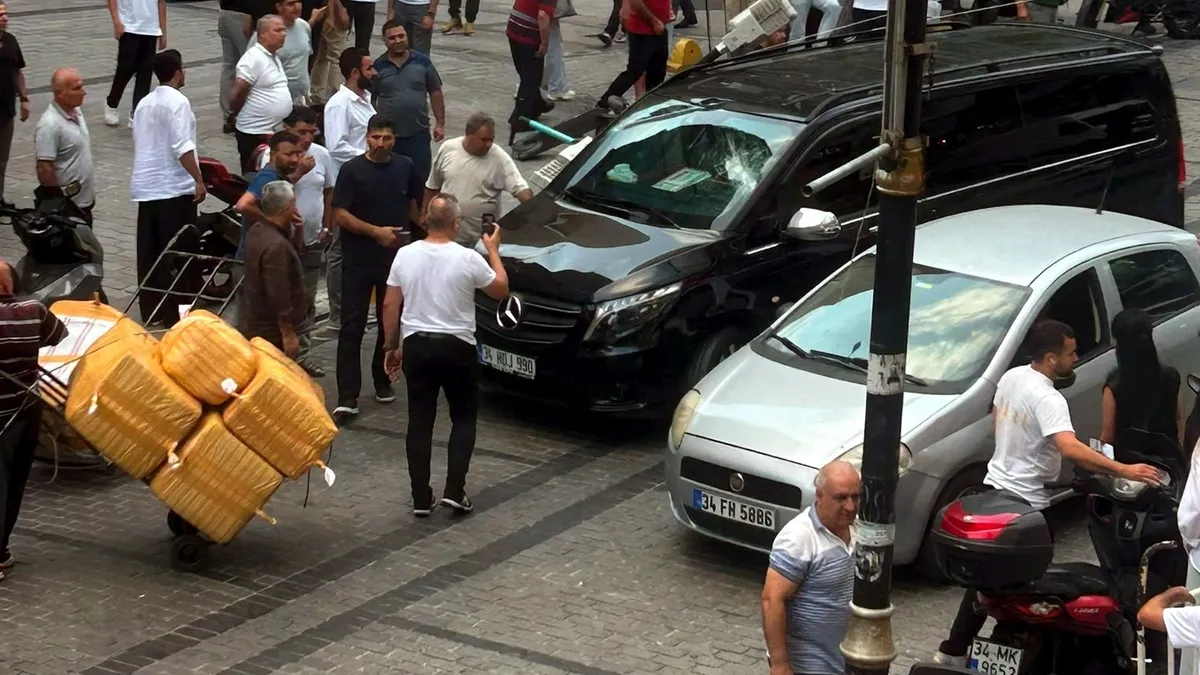 Ayrıntılar Netleşti: İstanbul'da fırtına ve sağanak alarmı! Fırtınadan kopan tabela minibüsün üzerine Gerileme