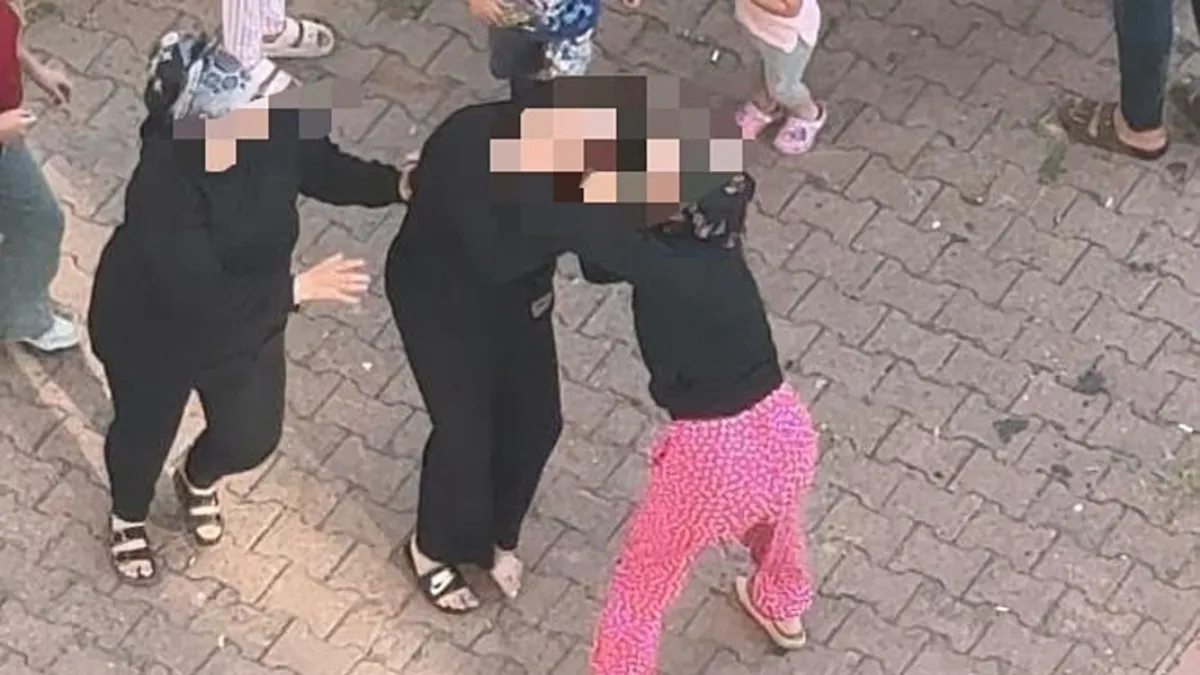 Gündemden Son Bilgiler: Kayseri’de iki kadının saç başa kavgası! Çocukların ağlayışlarına aldırış etmediler! v
