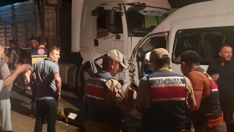 Ayrıntılar Netleşti: Analiz | Hatay'da feci kaza… Servis minibüsü ile tır çarpıştı: Ölü ve yaralılar var ve So