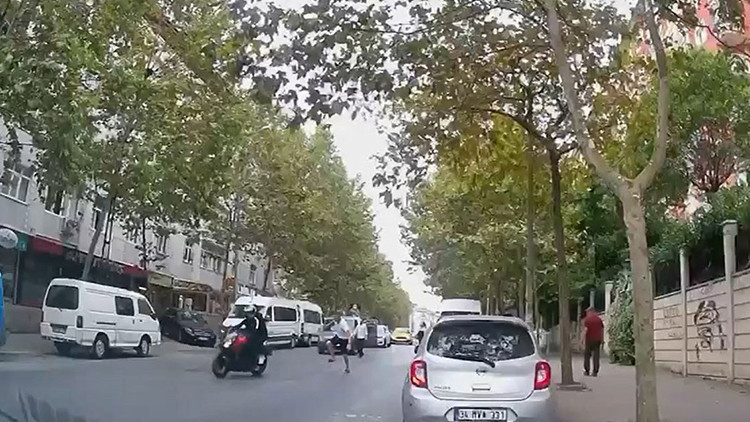Analiz | Esenyurt'ta işe giden genç kıza motosikletli kapkaç şoku: 100 bin liralık telefonu böyle çaldılar: İş