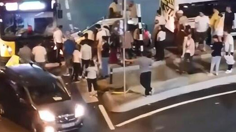 Kritik Açıklama: Kağıthane'de otomobille İETT otobüsü çarpıştı: Araçta sıkışan bekçi kurtarıldı ve Son Gelişme