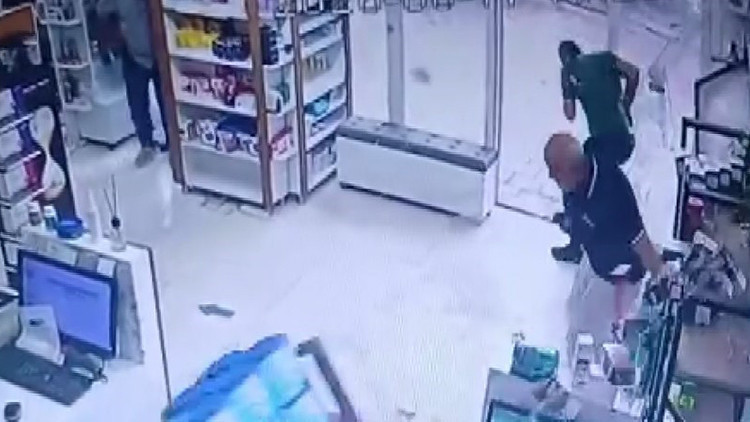 Son Gelişme: Malatya'da fırtınada eczanenin camları patladı; panik anları kamerada - Son Dakika Bilgileri