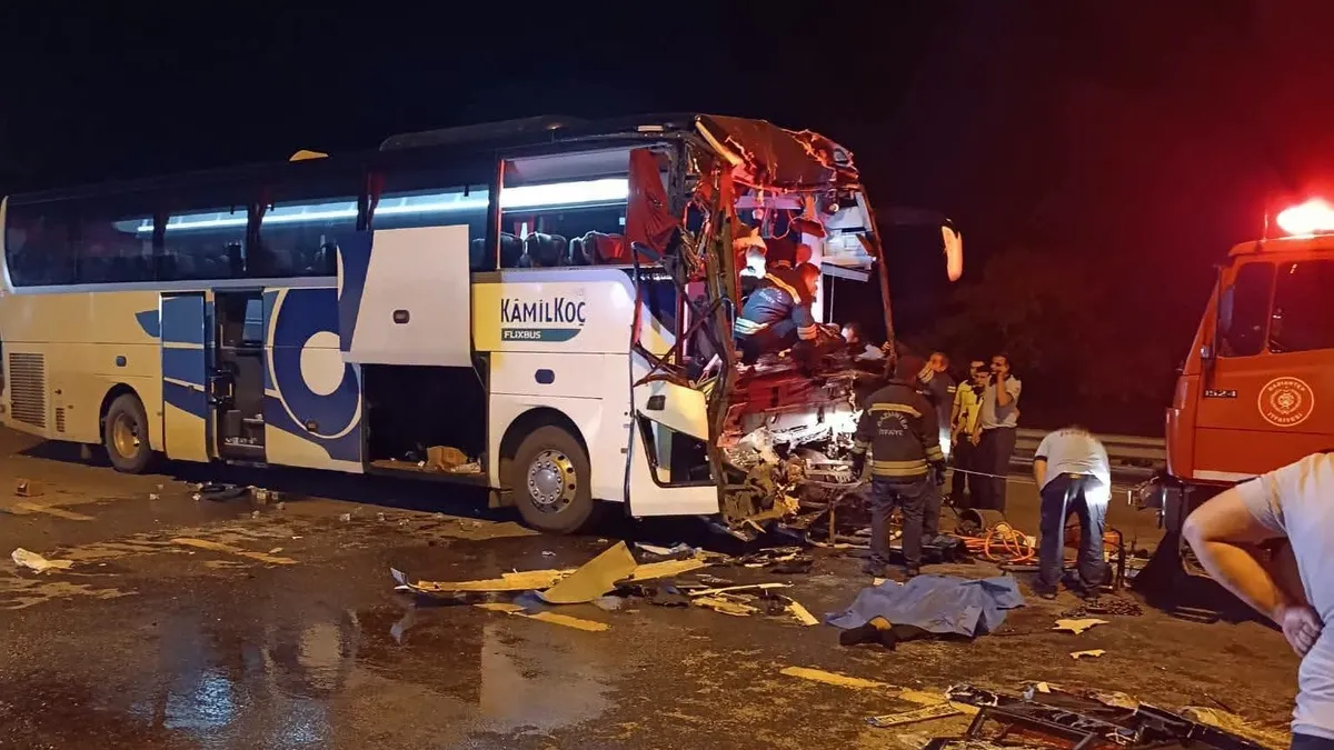 Kritik Açıklama: Analiz | Otobüs TIR'la çarpıştı: 2 ölü, 22 yaralı (Detaylar) | İşte Tüm Ayrıntılar