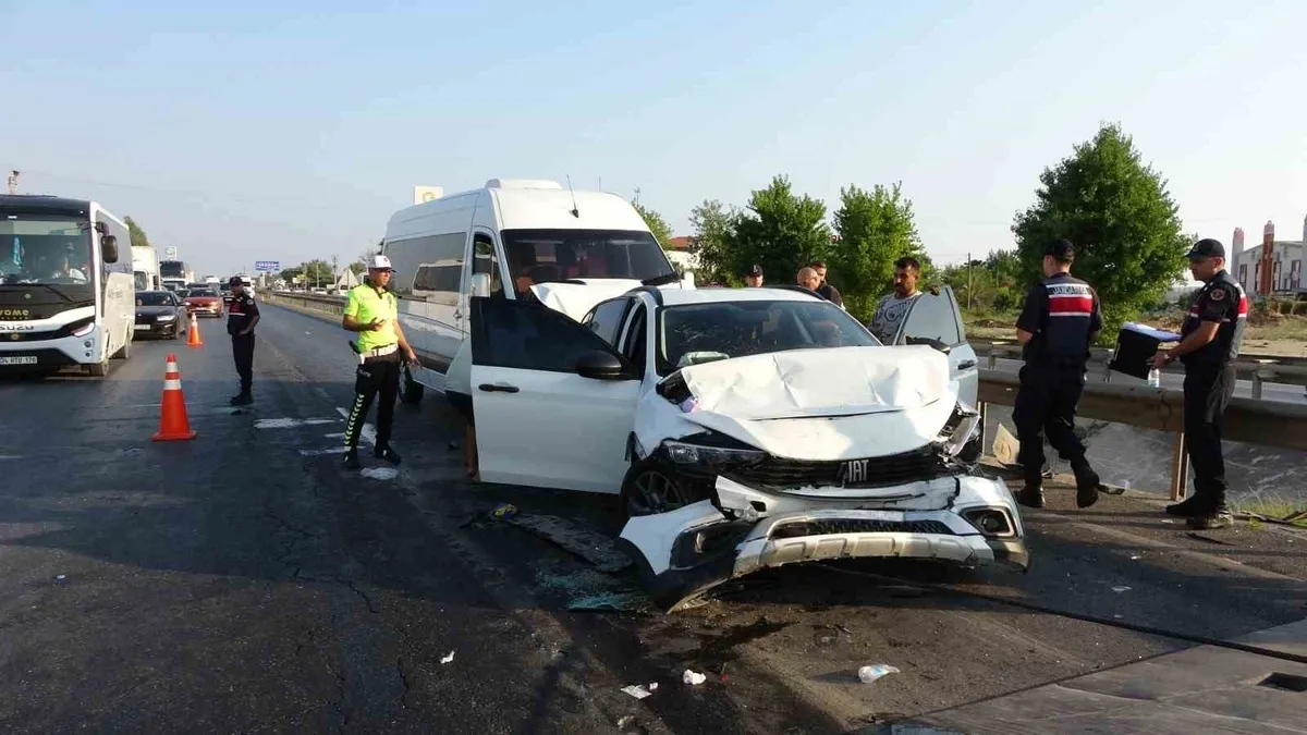 Ayrıntılar Netleşti: Manavgat’ta 6 araç zincirleme kazaya karıştı: 17 yaralı (Detaylar)