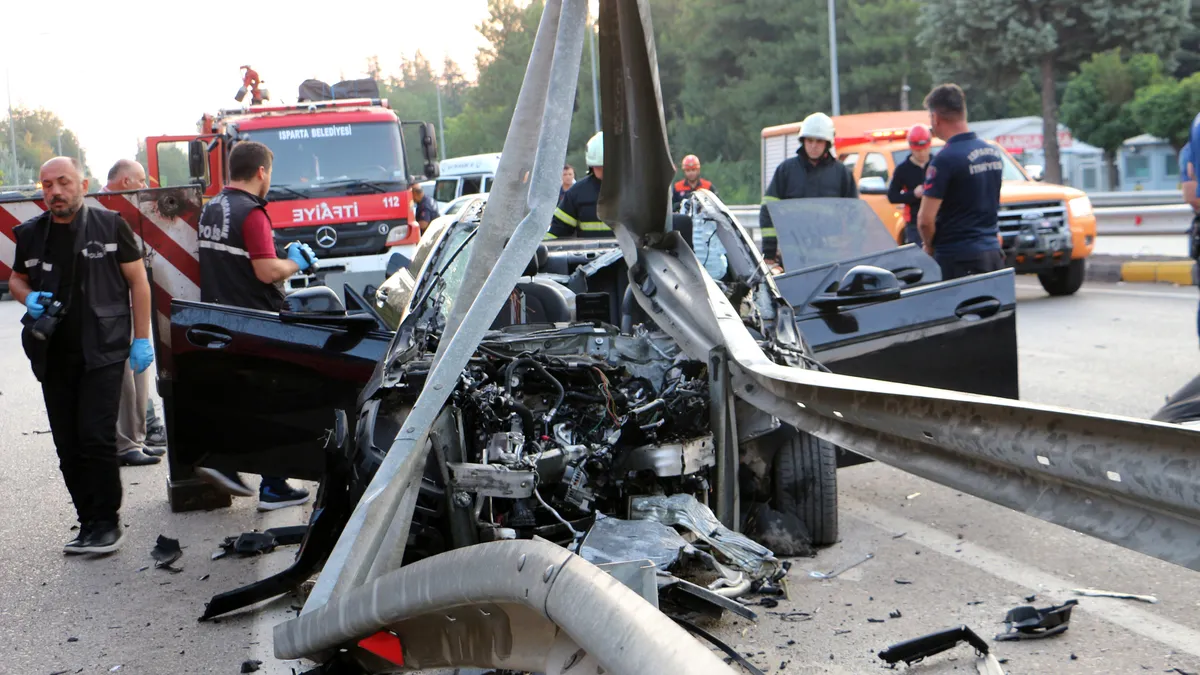 Son Gelişme: Isparta'da acı kaza: İkiye bölünen otomobilin sürücüsü kurtarılamadı!: İşte Ayrıntılar - Son Daki