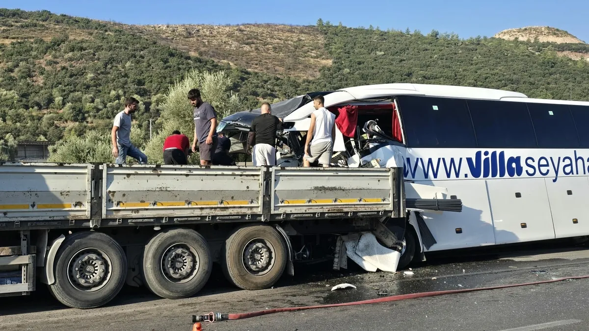 Son Gelişme: Son Gelişme: SON DAKİKA | Muğla'da tur otobüsü TIR'a çarptı: Ölü ve yaralılar var! (Detaylar) | İ