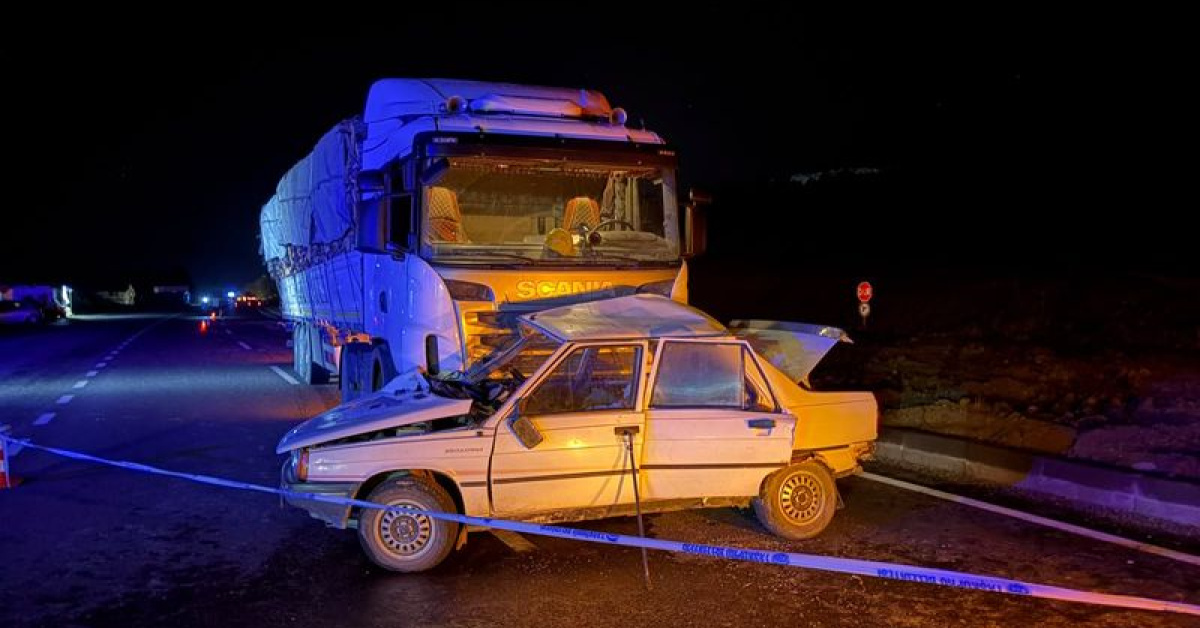 TIR ile çarpışan otomobildeki evli çift öldü - Son Dakika Bilgileri