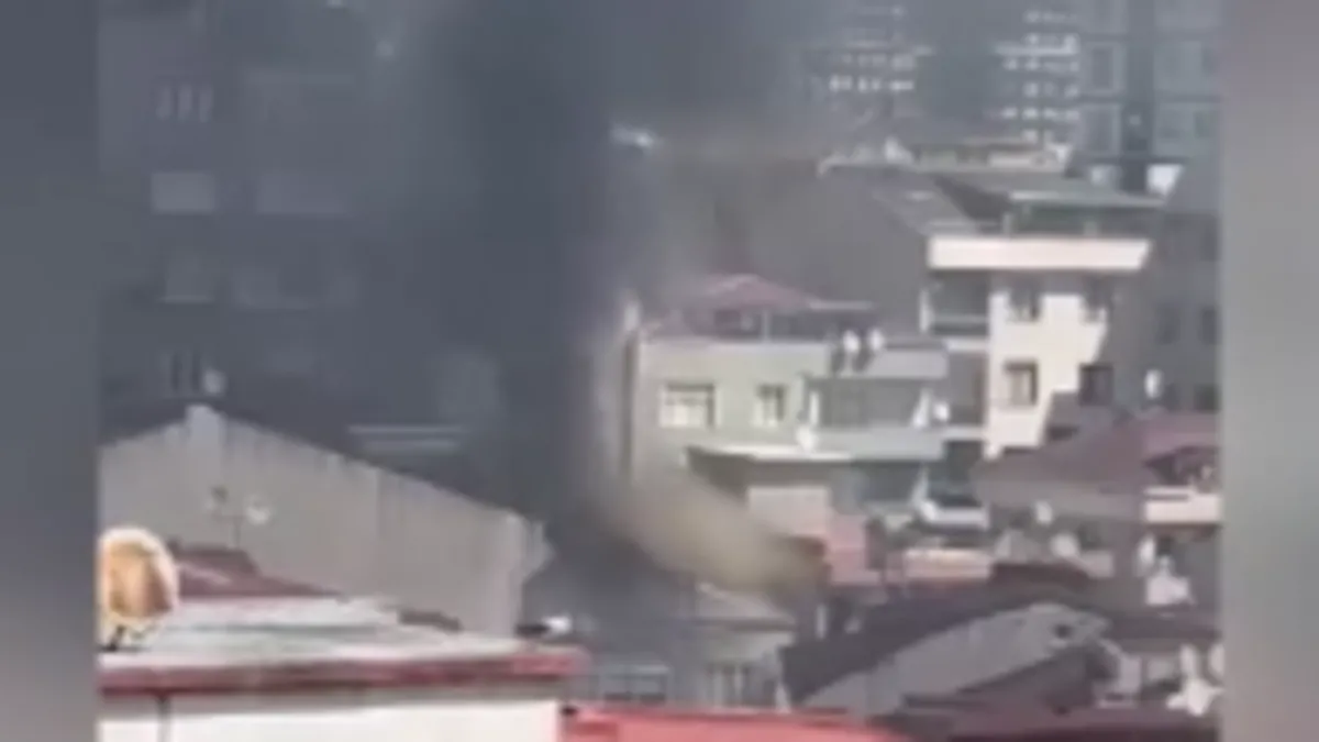 SON DAKİKA | Kağıthane'de yangın paniği: Binanın çatısı alevlere teslim oldu! - Son Dakika Bilgileri
