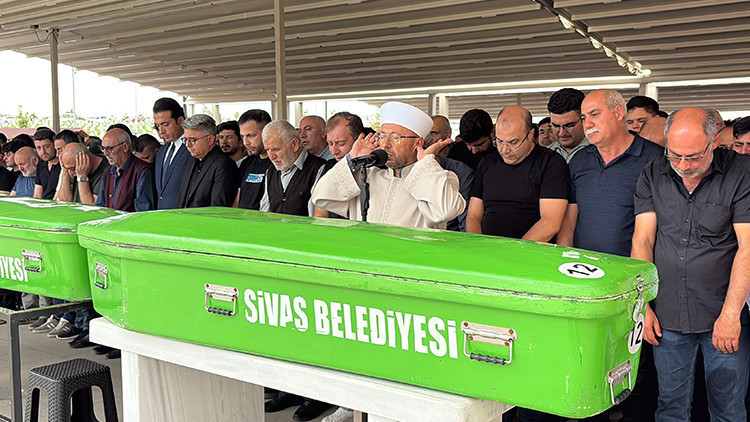 Kritik Açıklama: Sivas’ta uçuruma devrilen minibüste ölenler toprağa verildi: Anne ve kızı yan yana defnedildi