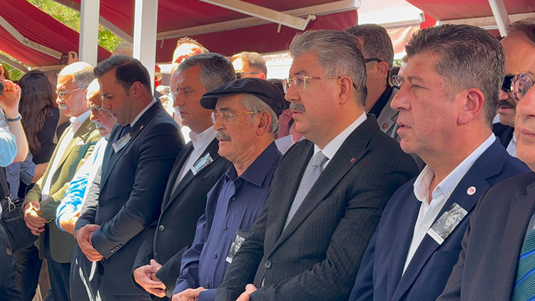 Gündemden Son Bilgiler: Yeni Parti Genel Başkanı Özel, Eskişehir'de Yılmaz Büyükerşen'in kardeşinin cenazesine