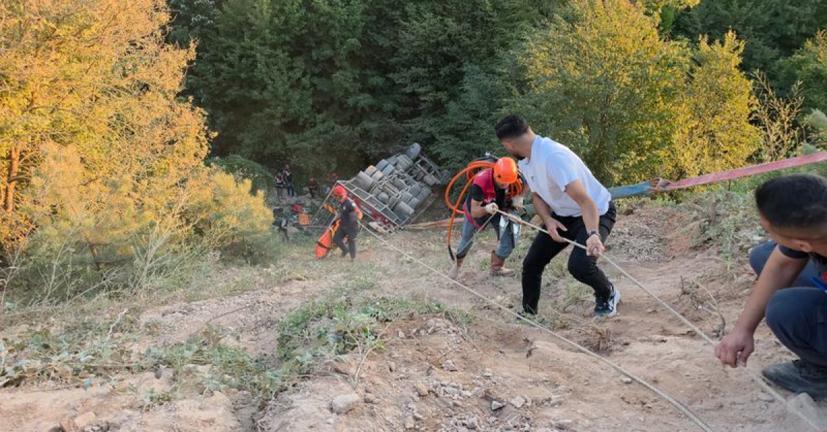 Ayrıntılar Netleşti: Nakliye aracı şarampole devrildi: 1 ölü