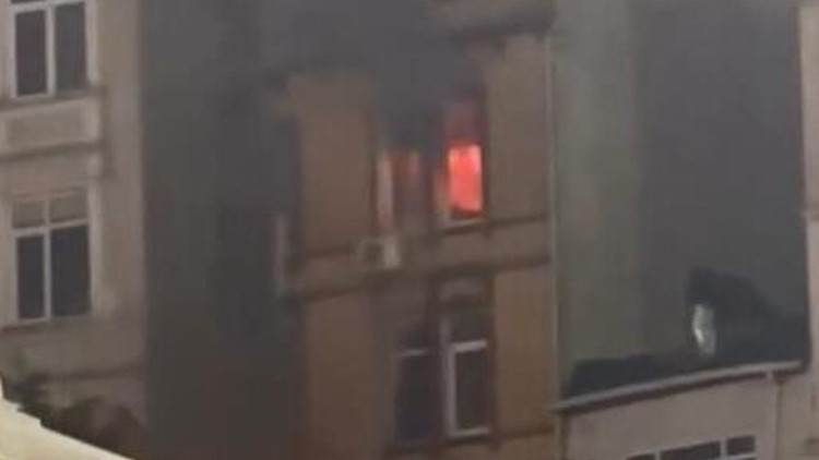 Ayrıntılar Netleşti: Beyoğlu'nda ressamın evini yakan havai fişek olayı kamerada! 4 şüpheli serbest bırakıldı