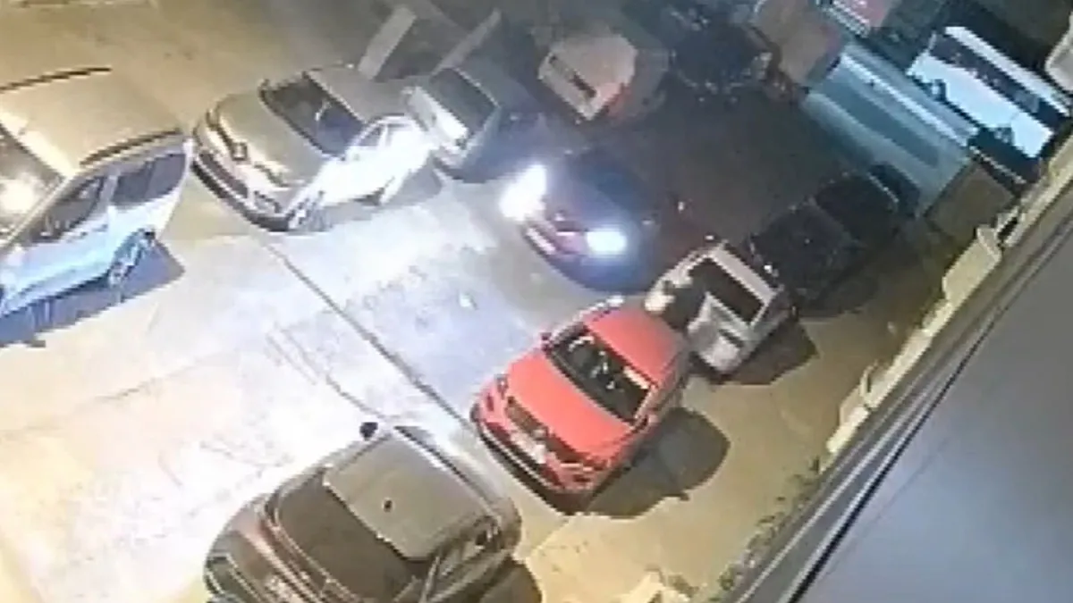 Kritik Açıklama: Sultangazi'de dehşet anları kamerada: Otomobile kurşun yağdırdılar!: Gelişmeler Takip Ediliyo