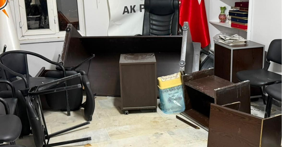Kritik Açıklama: AK Parti İlçe Başkanlığı binasına saldırı | İşte Tüm Ayrıntılar