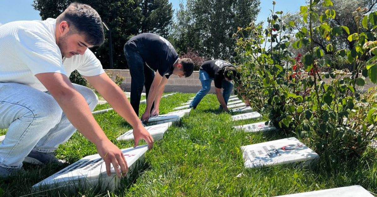 Gündemden Son Bilgiler: Öğrencilerden Dumlupınar Şehitliği'ne vefa