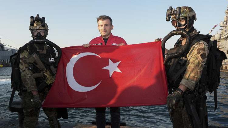 Kritik Açıklama: Selçuk Bayraktar, SAT ve SAS komandolarıyla bir araya geldi ve Merak Edilenler