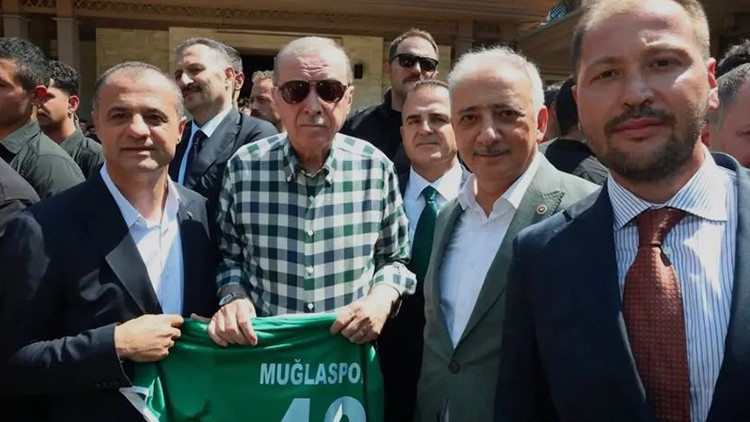 Gündemden Son Bilgiler: Cumhurbaşkanı Erdoğan'a Marmaris'te 48 numaralı Muğlaspor forması takdim edildi