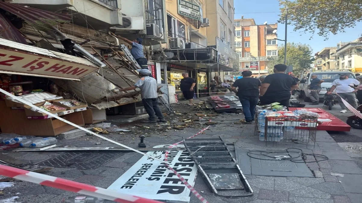 Son Gelişme: Kocaeli'nde klima montajı sırasında çökme: 2 yaralı: Gelişmeler Takip Ediliyor