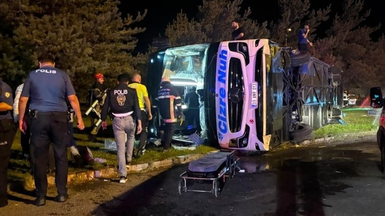 Gündemden Son Bilgiler: Yolcu otobüsü ile yakıt tankeri çarpıştı: 35 yaralı