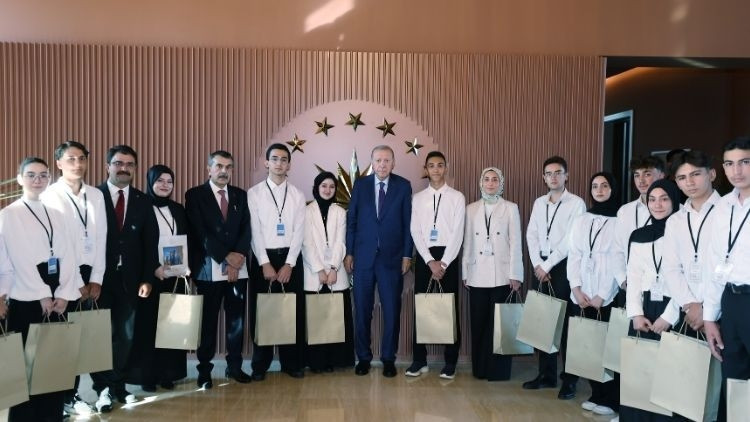 Sıcak Gündem: Cumhurbaşkanı Erdoğan, "Maziden Atiye" programı öğrencilerini kabul etti - Son Dakika Bilgileri