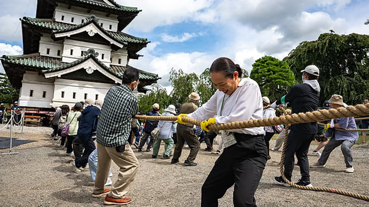 Japon kalesi halatlarla taşındı! Bin kişi 400 tonluk Hirosaki'yi yerinden kaldırdı - Son Dakika Bilgileri